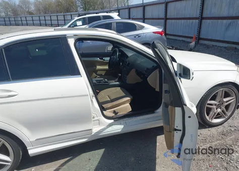 2010 Mercedes-Benz C 300 Luxury/Sport z USA, uszkodzony, nr VIN WDDGF5EB8AF421926